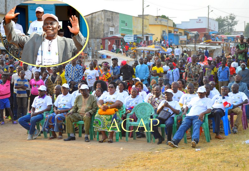 Vue des autorités locales, avec à leur tête, le Préfet de la Nana Mambéré (en lunettes noires), en médaillon, M. Abel Déholo