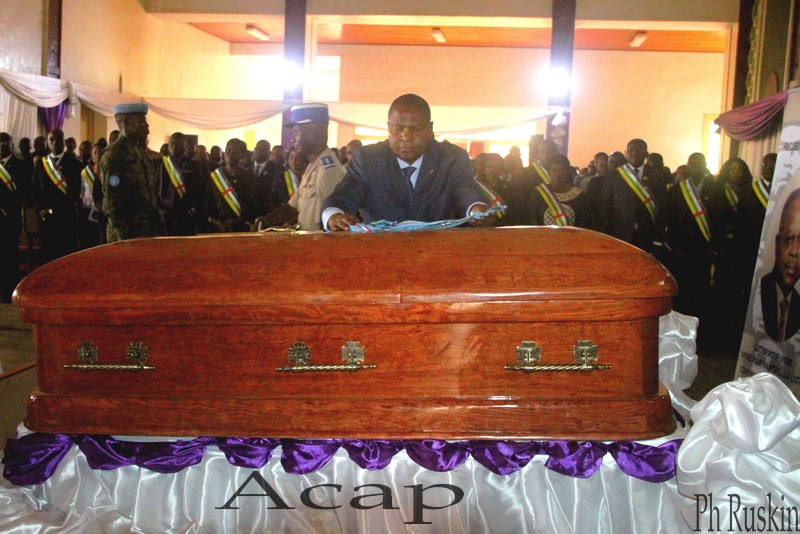 Le Président Touadéra sur le cercueil de feu Hugues Dobozendi