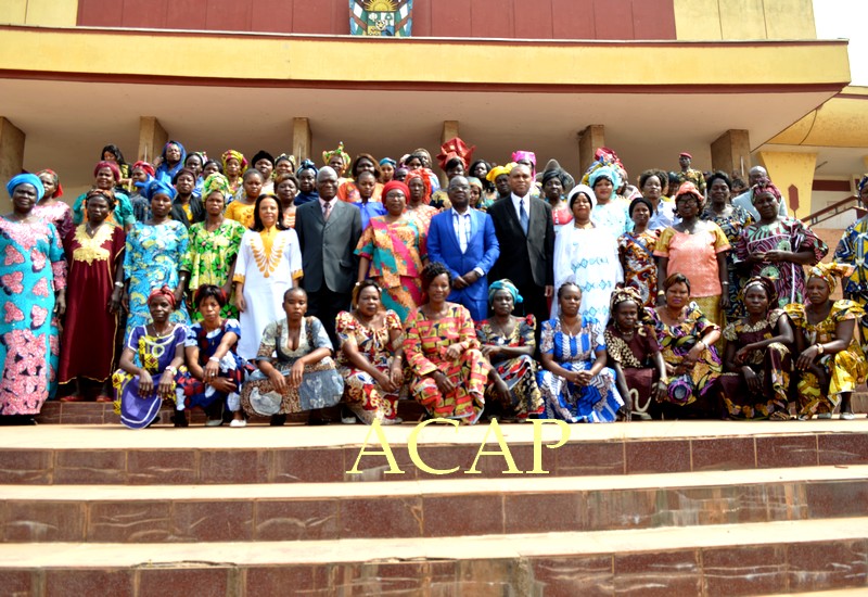 Photo de famille des déléguées, des experts et du 1er Vice-président de l'Assemblée nationale