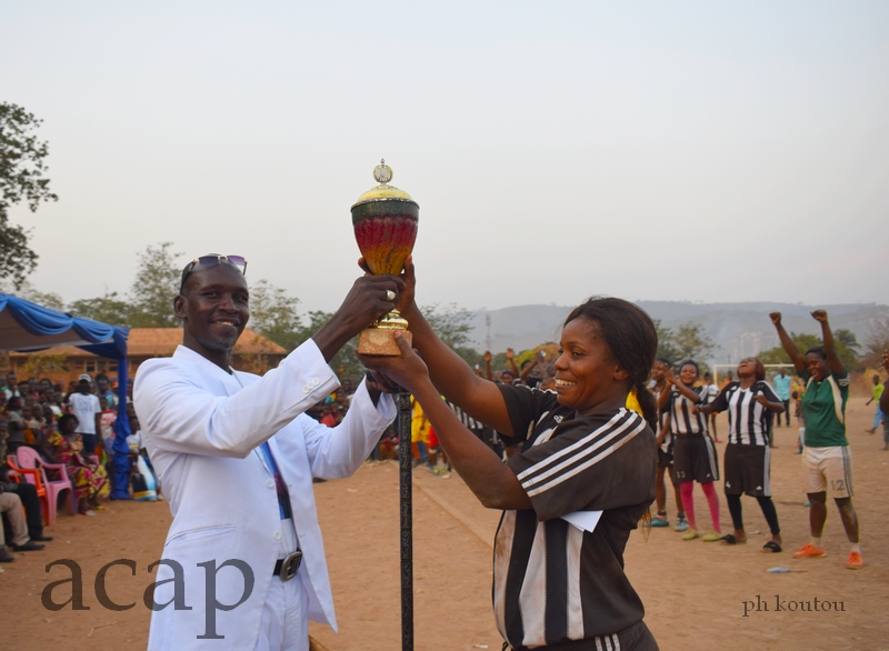 L’équipe féminine de football de Ngaraba remporte le trophée de la paix
