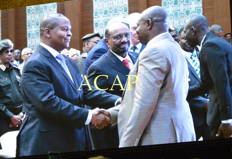 Poignée de main entre le président Faustin Archange Touadéra (g) et Martin Koumta Madji, dit Abdoulaye Miskine, chef du Front pour la démocratie en Centrafrique (FDPC)