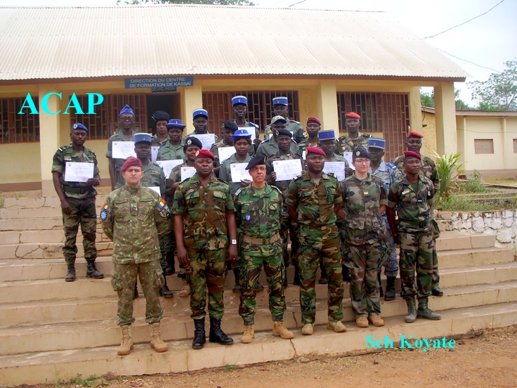 Des militaires et gendarmes reçoivent leur certificat après une formation en administration