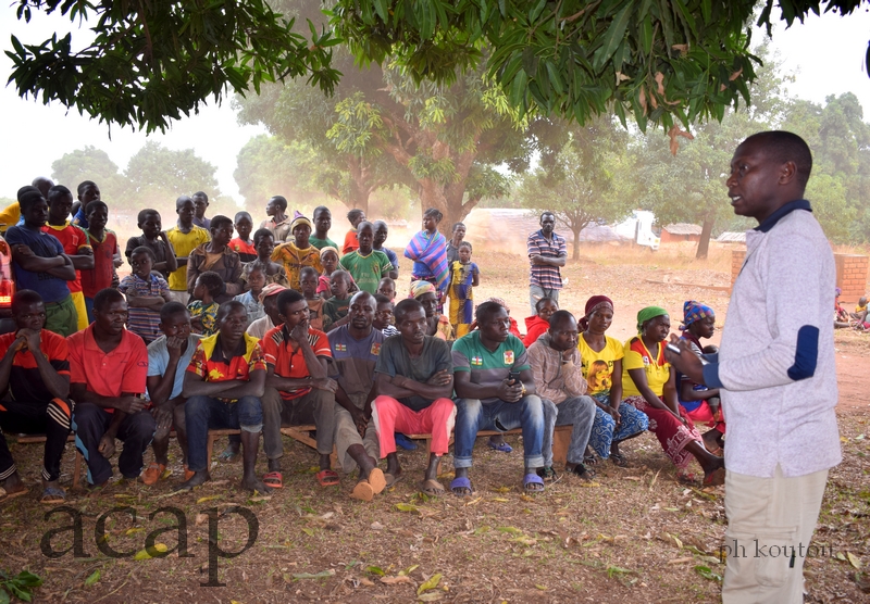 Les habitants de Koursou accueillent l'équipe d’information sur les critères d’éligibilité du DDRR 