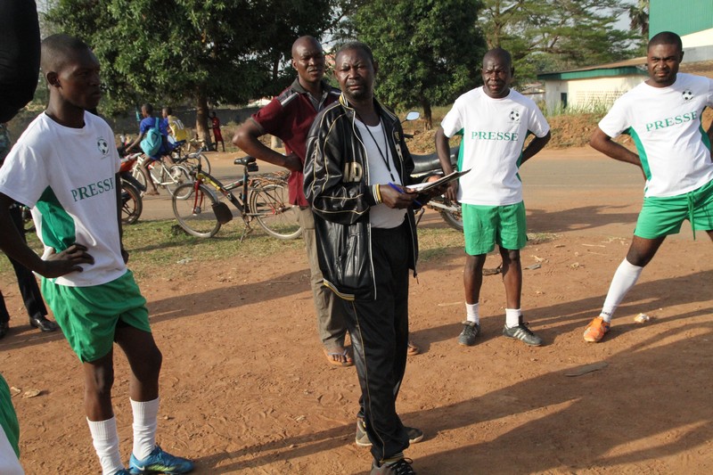 Le coach,Marc Esaïe Pendérendji et les joueurs d'Info Sport avant la rencontre As Kangba