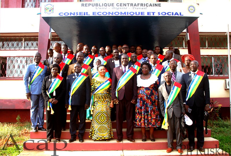 Photo de famille des conseillers, après la clôture de la première session 2019