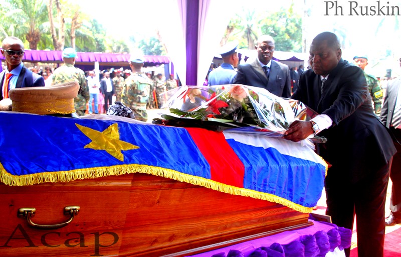 Le président Touadéra déposant une gerbe de fleurs sur le cercueil du général Gaston Gambor