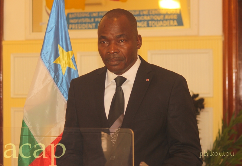 Obed Namsio annonçant la liste du nouveau gouvernement de Firmin Ngrébada