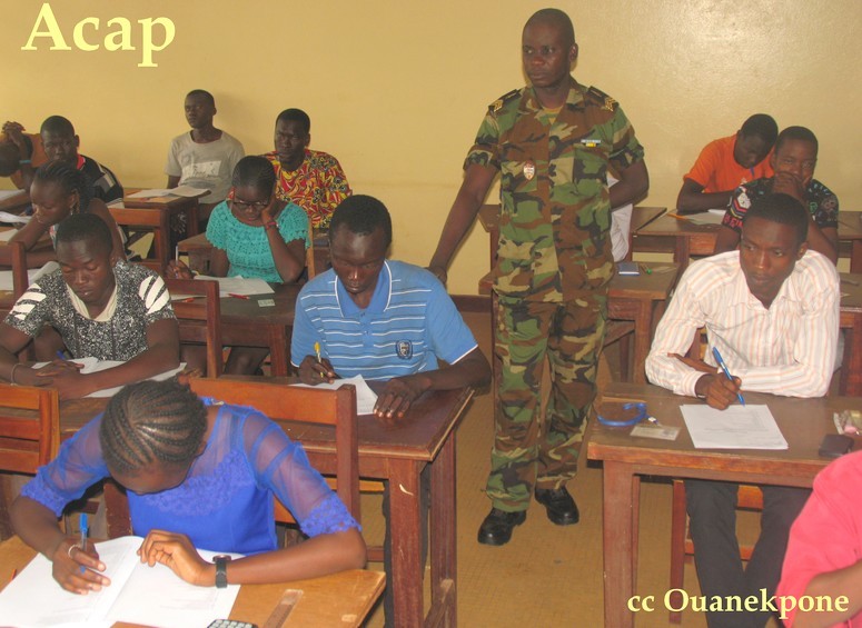 les candidats en train de composer, avec un cadre militaire au centre