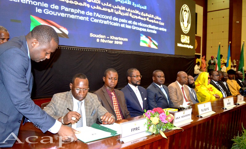 Les chefs des groupes armés paraphant l'accord de paix à Khartoum le 5 février 2019