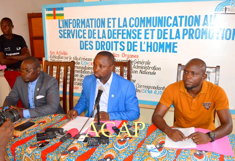 Vue des officiels, au centre, le coordonnateur Sakambi