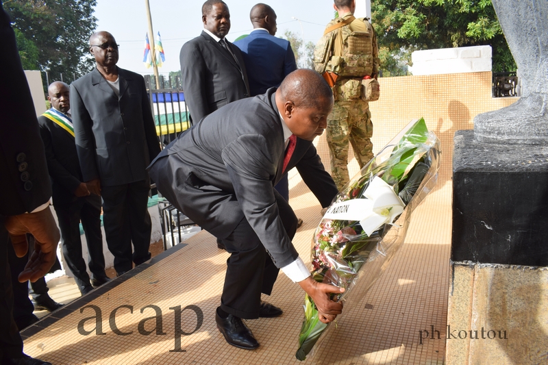 Le président Touadéra au monument Barthélémy Boganda pour le soixantième anniversaire de la disparition du premier président de la République centrafricaine 