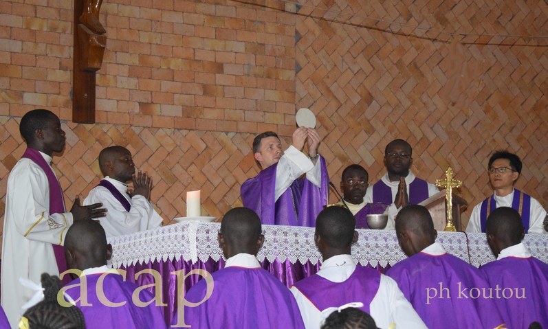 le Père Natale Albino célébrant la messe d’ouverture des Journées archidiocèses des jeunes (JAJ)