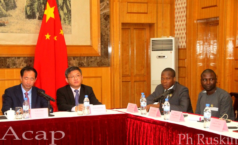 Le Vice-gouverneur Dejin Li à gauche de l'Ambassadeur Chen Dong