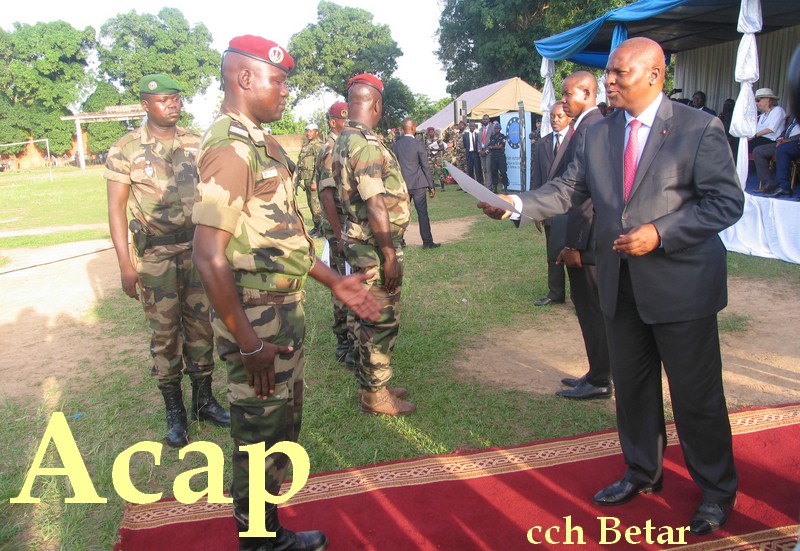 Le président F.A Touadera entrain de remettre l'attestion à un officier du BIT4