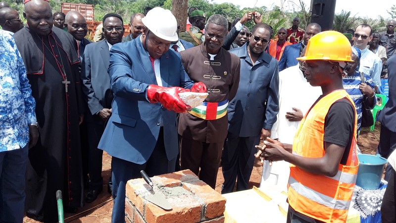 Le président Touadéra posant la première pierre du centre Saint-Joseph à Kpalongo le 6 mai 2019
