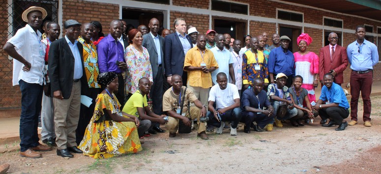 photo de famille avec Vincent Mambachaka (chapeau de paille à gauche) et l'Abbé Jean-Ignace Manengou (chemise orange, debout au milieu)