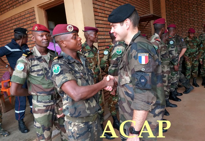 Remise d'écusson à un officier des forces spéciales centrafricaines par un EFG
