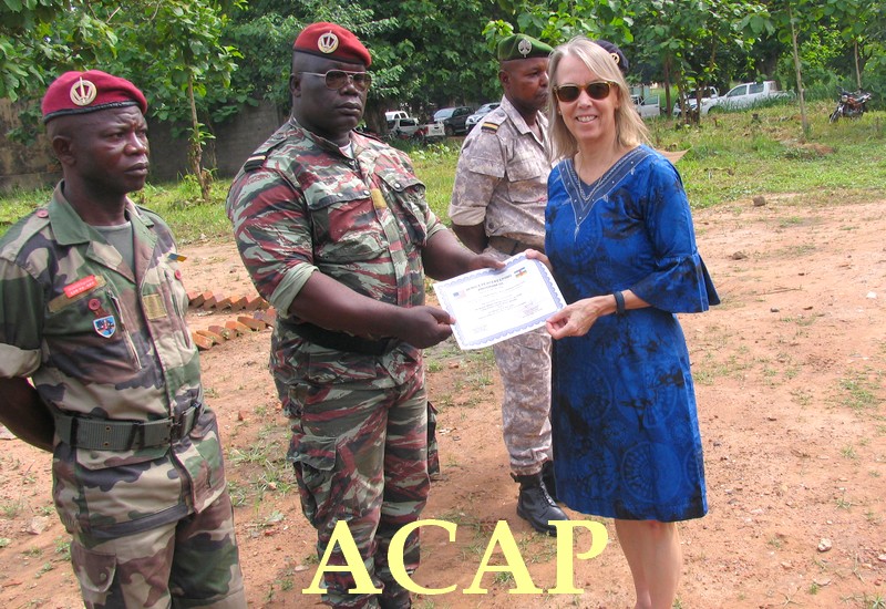 L'ambassadrice des USA, Lyne Tamlyn en train de remettre le certificat à un récipiendaire des FACA