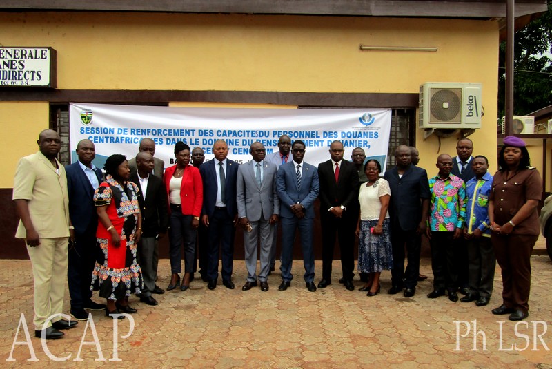 photo de famille du personnel de douane centrafricaine