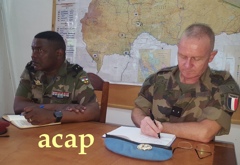 Le général Zéphirin Mamadou et le général Seigle en train de suivre une présentation au CCOP