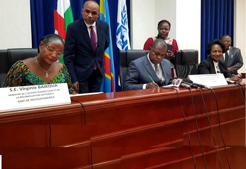 Scène de la signature de l'accord tripartite à Kinshasa par les parties