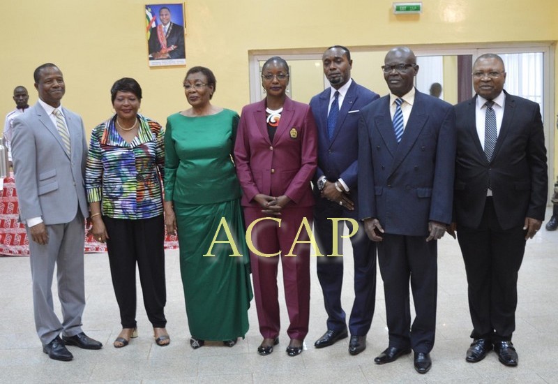 Photo de famille des autorités des deux pays et des représentants du HCR