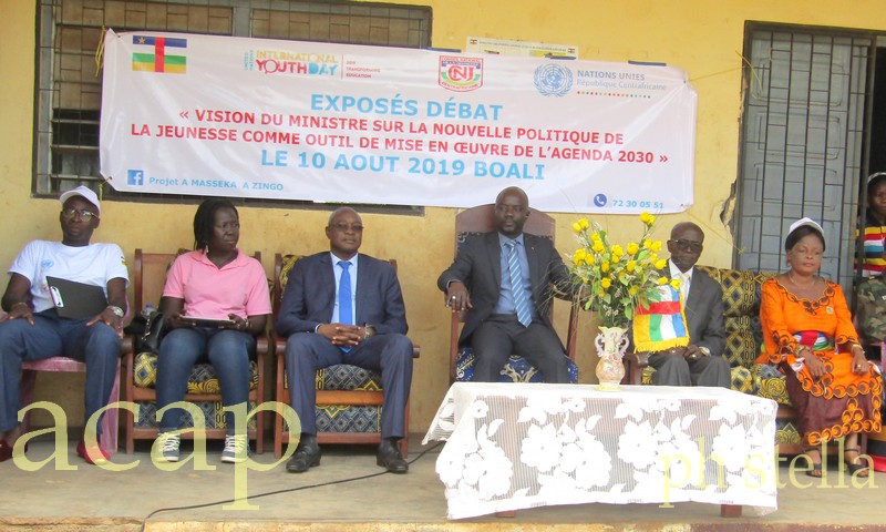 Au centre le ministre Dounda, à sa droite le représentant de l'UNFPA et à sa gauche le sous-préfet de Boali