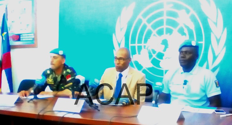 Vladimir Montéiro, porte parole de la Minusca au centre, Major Mohamed Ouabed, porte porte de la Force à gauche et Adjudant chef Alioume Kassé porte parole de police de la Minusca à droite