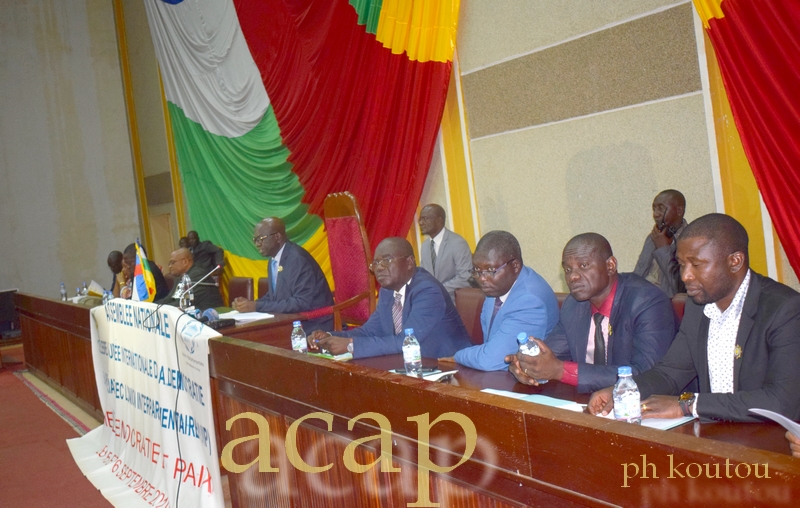 vue du bureau de l'Assemblée nationale, lors de la conférence de presse de Laurent Ngon-Baba