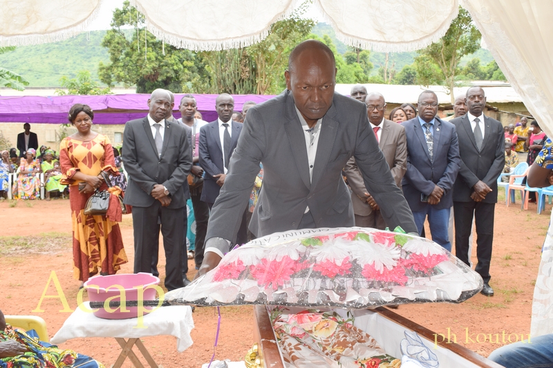 Simon Pierre Ndouba, Inspecteur central et représentant du ministre de la communication et des media dépose la gerbe de fleurs en mémoire du regretté