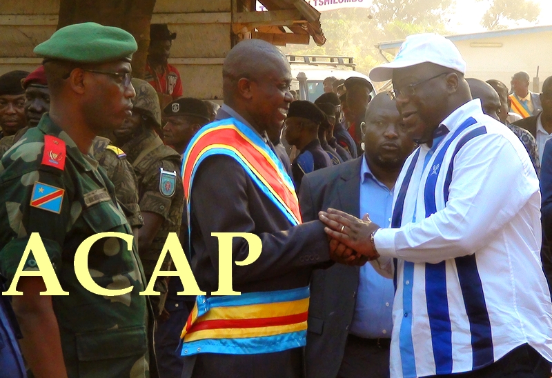 Le président F.A. Tshisékédi-Tshilombo à droite,serrant la main d'une autorité locale de Zongo le 2 décembre 2019