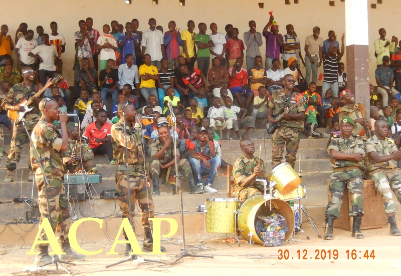 Des militaires du groupe musical commandao jazz en plein concert au stade Herman Zari de Bouar le 30 dec 19