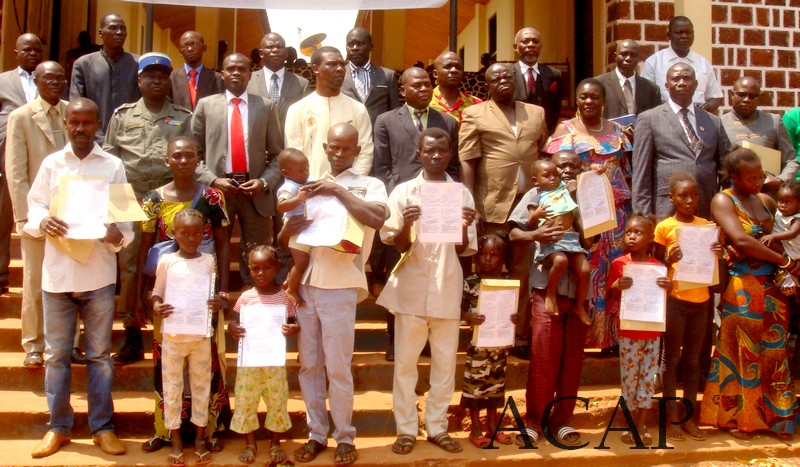 Les enfants rapatriés bénéficiant d'actes de naissance