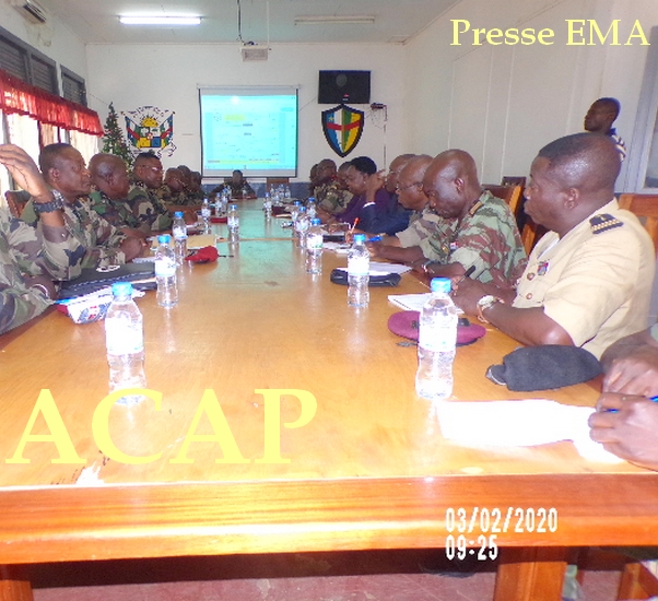Madame M.N KOYARA en train de suivre une présentation dans la salle de conférence de l'etat-major des armées le 03 Février 20