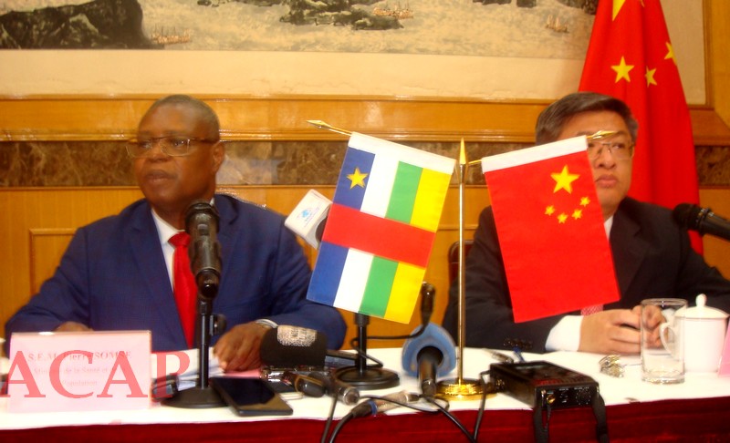 ministre Pierre Somsé et l'ambassadeur de Chine Chen Dong