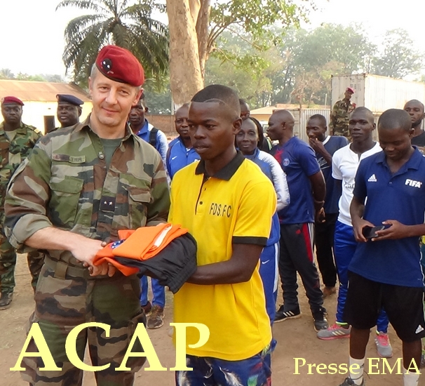 Le général E. PELTIER remettant symboliquement un maillot au capitaine de l'équipe FDS FC le 13 février 2020 à Bangui