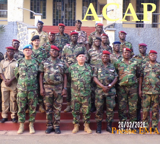 Au centre, le lieutenant général GUERRA PEREIRA entouré du général de division Z. MAMADOU et tout le staff de l'Etat-Major au camp Deroux le 20 Fév 20