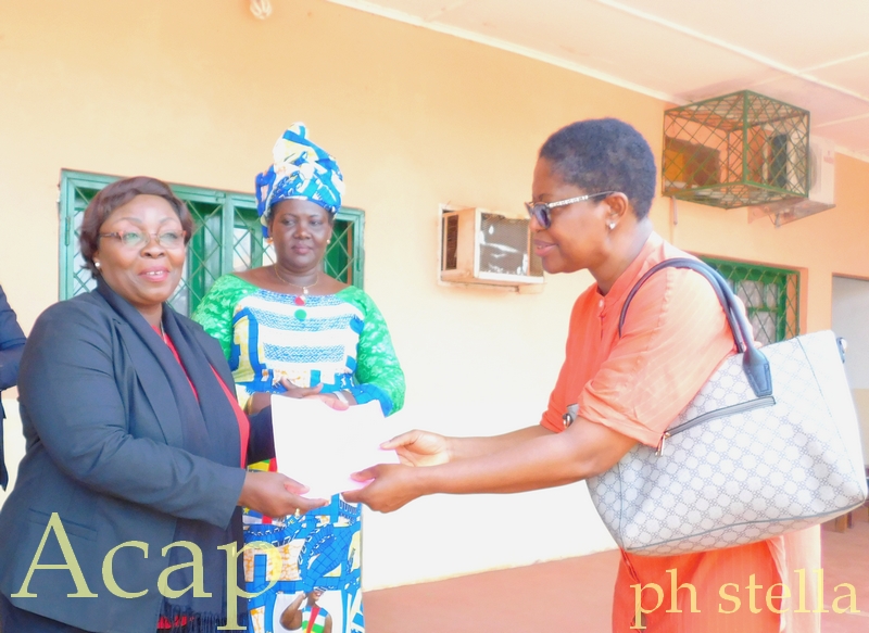 Ministre Gisèle Pana réceptionne le mémo