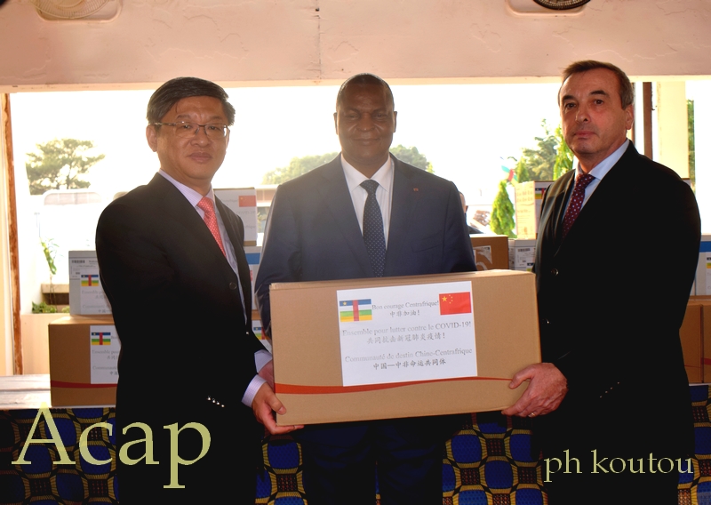 Le Président Faustin-Archange Touadéra réceptionne des kits médicaux des mains de l’Ambassadeur Chen Dong