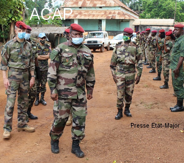 La troupe FACA de Bangassou rendant les honneur aux Général de division Z. MAMADOU et le Général E. PELTIER le 12 juin 2020