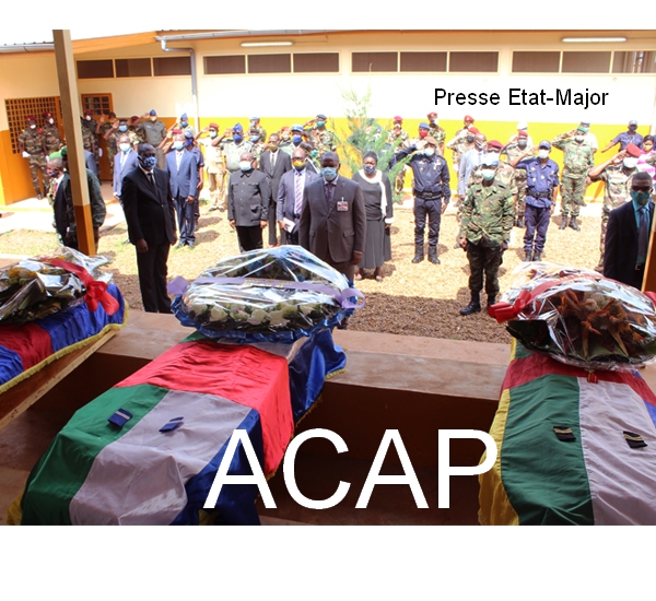 Le Président F.A TOUADERA se recueillant sur les dépouilles de deux FACA et un gendarme le 1er juillet 2020 à Bangui