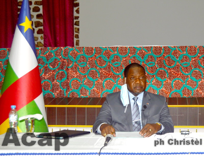 Le Premier ministre Firmin Ngrébada préside la réunion du comité technique du COVID-19