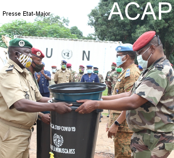 A droite le Général Z. MAMADOU remettant symboliquement un kit de lavage de main à un chef de corps, le 14 juillet 2020 au camp De roux