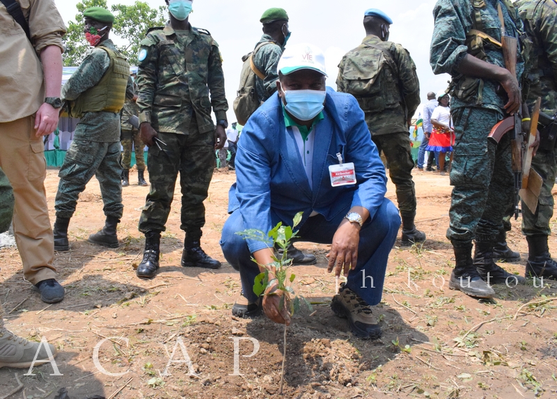 Président Touadéra procède au planting