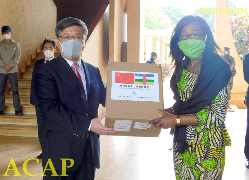La Chine remet des kits sanitaires au gouvernement centrafricain