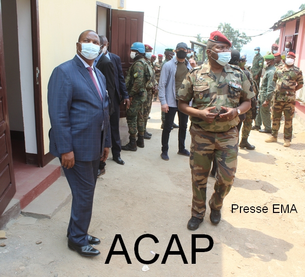Le Président F.A TOUADERA suivant les explications du Général de Division Z. MAMADOU au camp De Roux à Bangui le 03 03 21