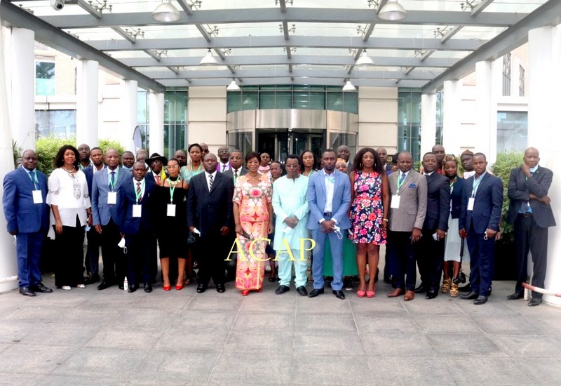 Photo de famille des délégués, avec la Ministre congolaise, Mme Arlette Soudan-Nonault
