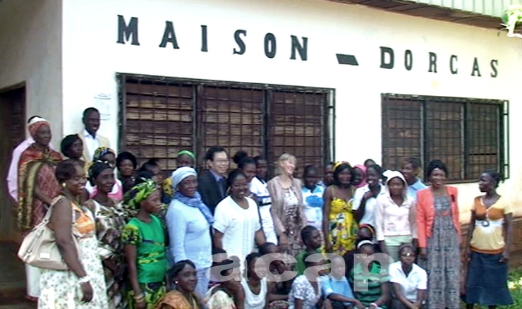 La responsable de la Maison Dorcas de Boy Rabe, Mme Isabelle Brigitte Andara réceptionne un lot de don en matériel