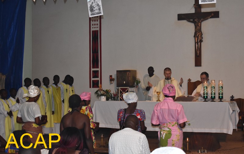 Des centaines des fidèles catholiques célèbrent la messe d’adieu à l’an 2021