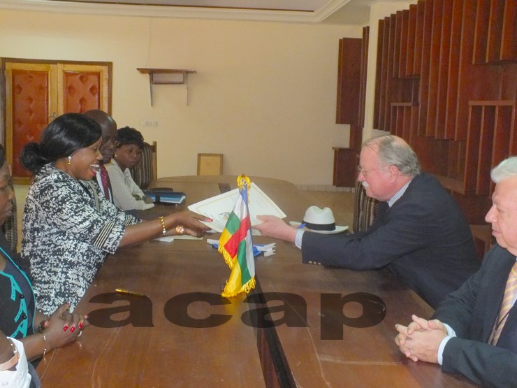 La Ministre Des Affaires Etrangères, Léonie Banga-Bothy témoigne sa gratitude à l’Organisation Internationale de Migration (OIM) pour son opérationnalité